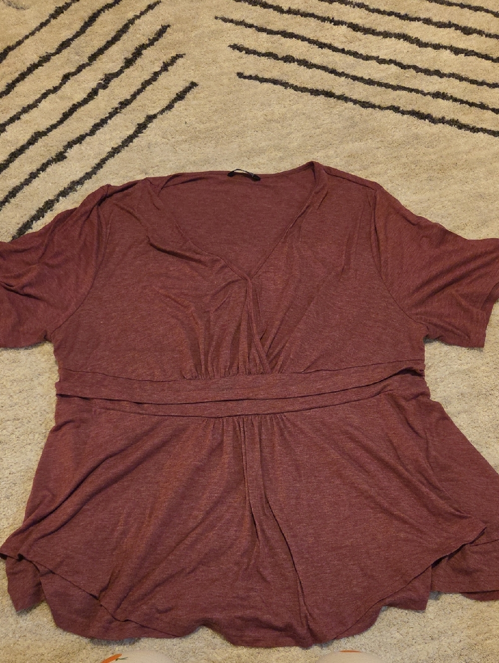 BloomChic V-Neck Short Sleeve Tunic in Maroon